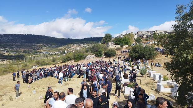 Komşularının öldürdüğü baba, oğul ve gelin toprağa verildi