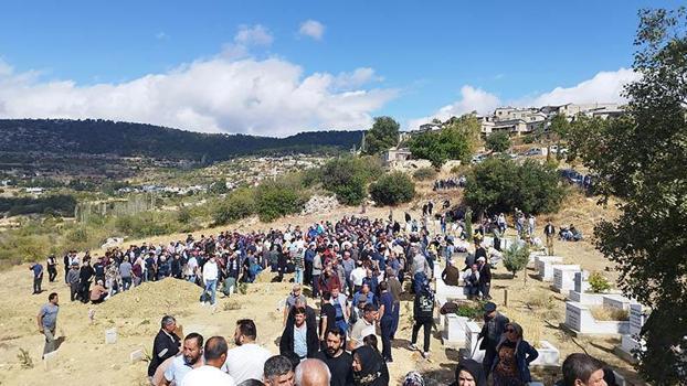 Komşularının öldürdüğü baba, oğul ve gelin toprağa verildi