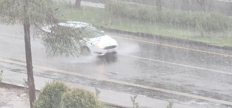 Diyarbakır’da sağanak ve dolu; yollar göle döndü