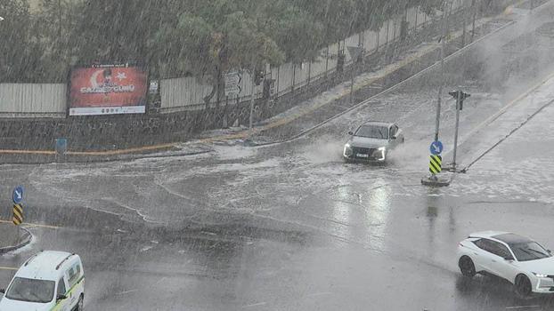 Diyarbakır’da sağanak ve dolu; yollar göle döndü