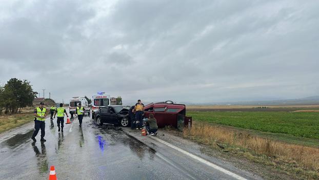 Otomobil ile hafif ticari araç kafa kafaya çarpıştı: 2 kardeş öldü