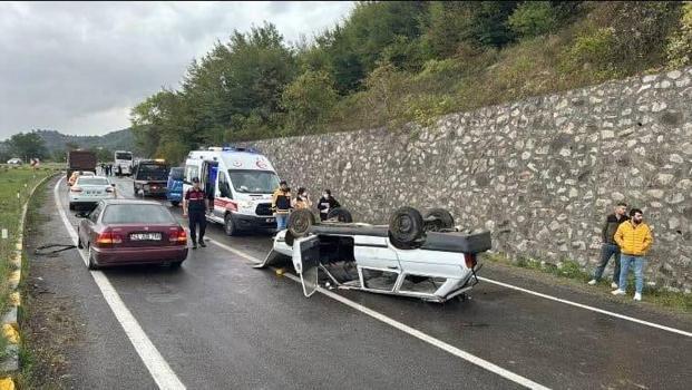 Otomobil, otobüse çarpıp takla attı; çocuk öldü, anne, baba ve kardeşi yaralandı