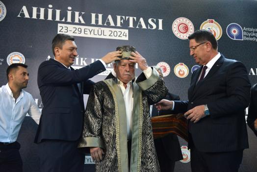 Antalya'da, 'Yılın ahisi' marangoz Daran, kaftanını giydi