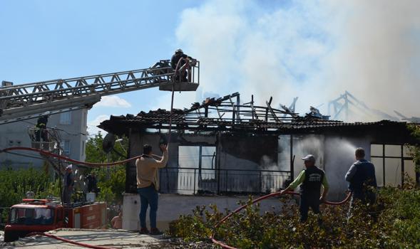 Korkuteli'de ev yangını