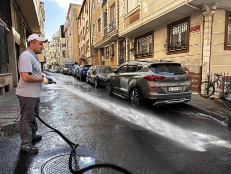 Kâğıthane’de sokak yıkama çalışmaları devam ediyor