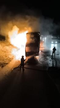 Tarsus'ta saman yüklü TIR, alev alev yandı