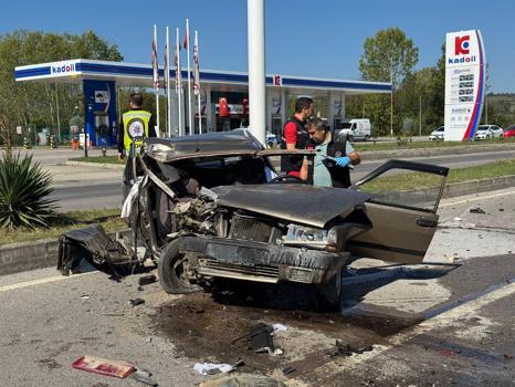 Bartın'da otomobil, kamyona çarptı; sürücü ağır yaralı