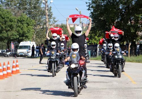 Edirne'de eğitimlerini tamamlayan Yunus timlerinden güvenli sürüş gösterisi