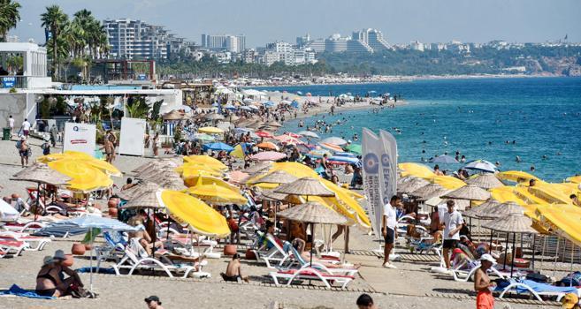 Antalya'da sahillerde hafta sonu yoğunluğu