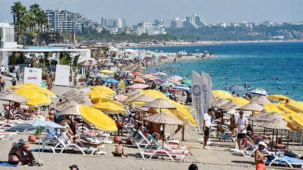 Antalya'da sahillerde hafta sonu yoğunluğu