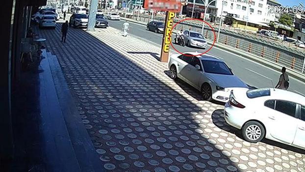 'Yol verme' tartışmasında motosikletliye çarpıp kaçtı; o anlar kamerada