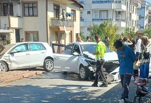 Bursa'da iki otomobilin çarpıştığı kazada 4 kişi yaralandı