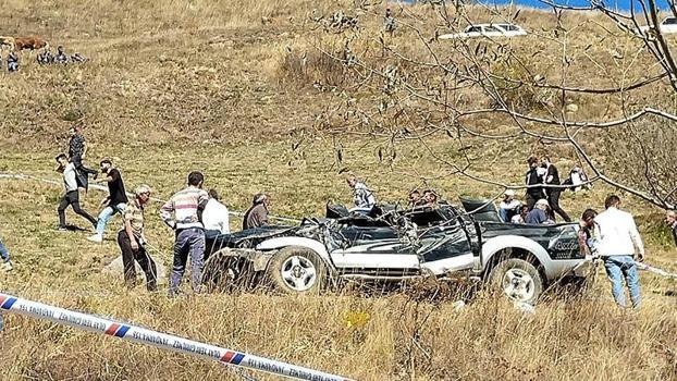 Yoldan çıkan kamyonet, 70 metreden yuvarlandı: 2 ölü