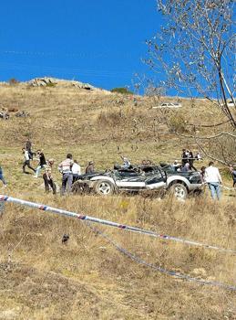 Yoldan çıkan kamyonet, 70 metreden yuvarlandı: 2 ölü