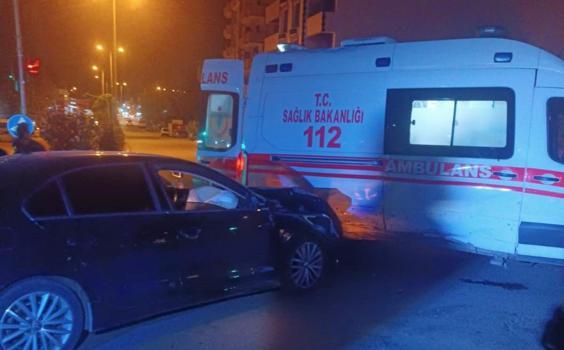 Gaziantep’te, ambulans ile otomobil çarpıştı: 2 yaralı