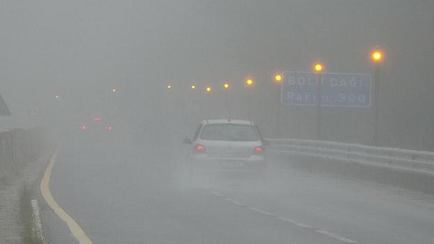 Bolu Dağı'nda sis ve yağmur; görüş mesafesi düştü