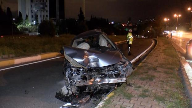 İstanbul-İstanbul'da aşırı hız kazalara yol açtı; durağa dalan sürücüyü itfaiye kurtardı