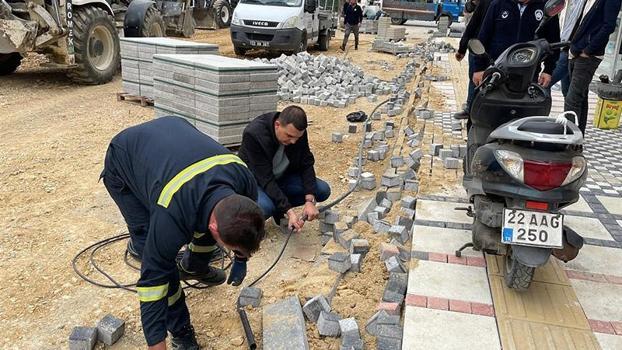 Keşan'da düzenleme yapılan caddede kablolar çalındı, parke taşları tahrip edildi