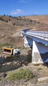 Köprüden düşen kamyonun şoförü ağır yaralandı