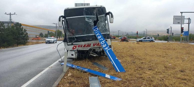 Yolcu otobüsüyle çarpışan traktör ikiye bölündü: 1 ölü, 1 yaralı