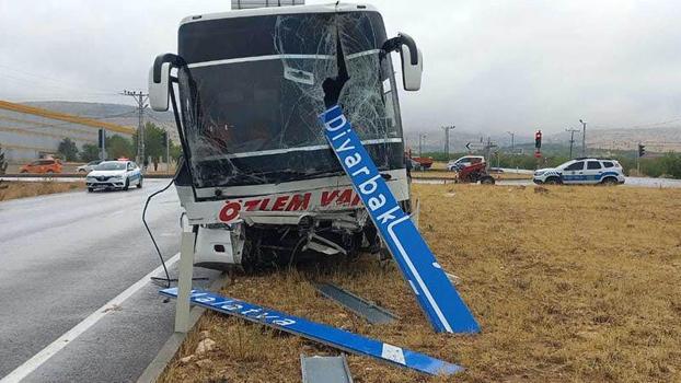 Yolcu otobüsüyle çarpışan traktör ikiye bölündü: 1 ölü, 1 yaralı