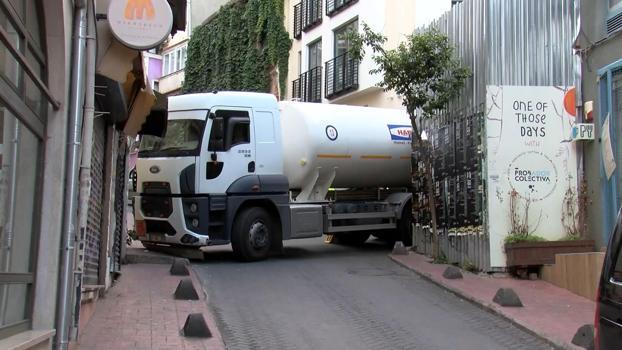 İstanbul- Beyoğlu'nda virajı alamayan TIR yolu kapattı