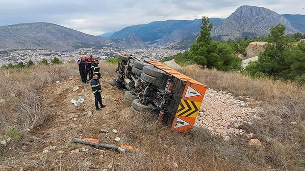 Freni tutmayan kamyon, şarampole devrildi; şoför yaralandı