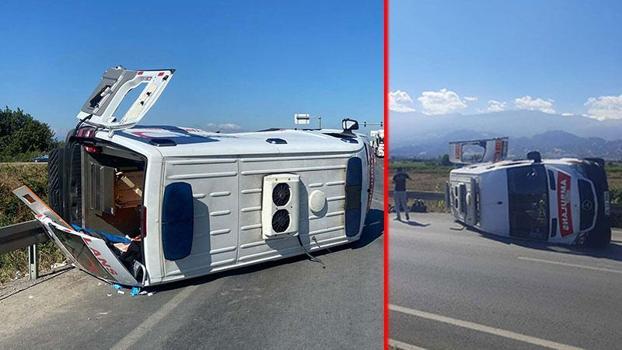 Manisa'da ambulans ile hafif ticari aracın çarpışması kamerada; 3 yaralı