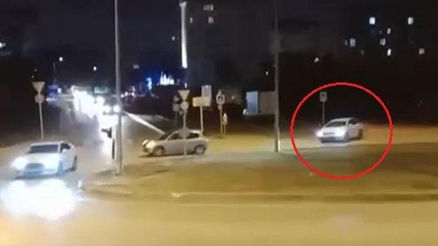 Trafiğe aldırış etmeden dakikalarca drift yaptı; o anlar kamerada