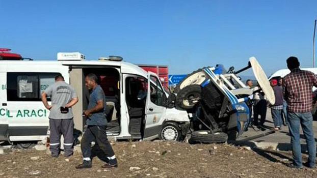 TIR ile kamyonet kazası ardından bölgeye giden cenaze aracı da traktörle çarpıştı: 2 ölü, 4 yaralı