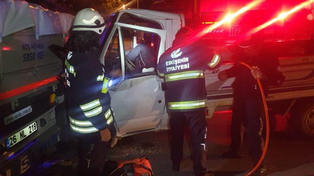 Park halindeki TIR'ın dorsesine çarpan kamyonet sürücüsü yaralandı