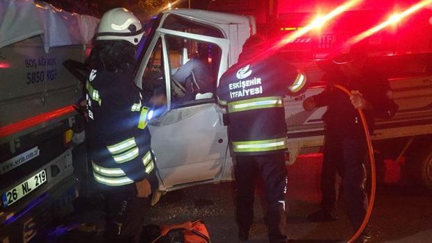 Park halindeki TIR'ın dorsesine çarpan kamyonet sürücüsü yaralandı