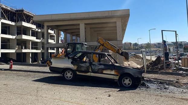 Alev alan doğal gaz sızıntısı otomobili yaktı