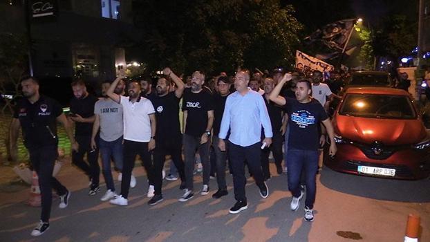 Adana Demirspor taraftarı, yürüyüş yaparak kulüp yönetimini protesto etti