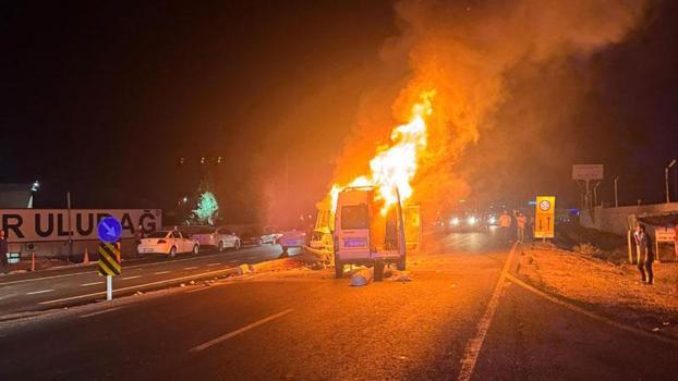 Diyarbakır'da kafa kafaya çarpışan kamyonet ile minibüs alev aldı: 11 yaralı