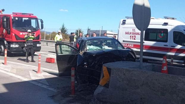 Otoyol gişelerinde beton duvara çarpan otomobilin sürücüsü öldü, eşi yaralı