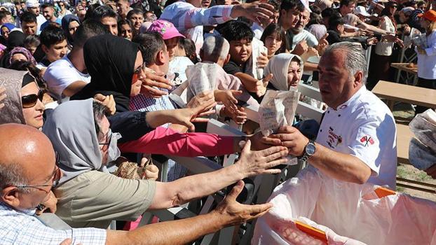 Kayseri'de vatandaşlara 1 ton sucuk döner dağıtıldı