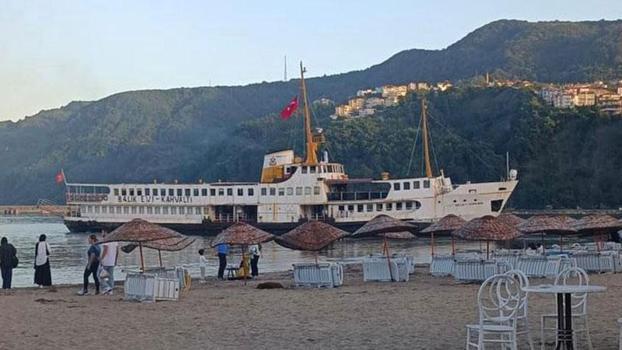 Amasra'da çapası hasar gören restoran vapur karaya oturdu; o anlar kamerada