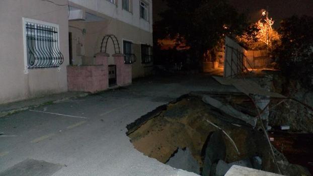 Üsküdar'da yol çöktü; 3 katlı bina boşaltıldı