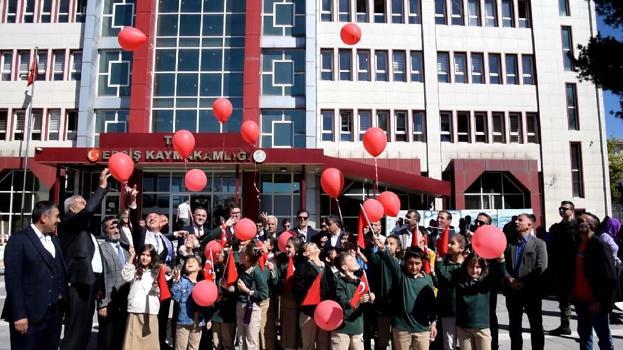 Erciş'te Gazze için resim sergisi açıp, gök yüzüne balon bıraktılar