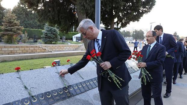 Sağlık Bakanı Kemal Memişoğlu, Bakü’de şehitlikleri ziyaret etti