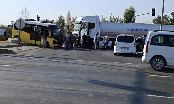 Nusaybin’de akaryakıt tankeri ile minibüs çarpıştı: 1 yaralı