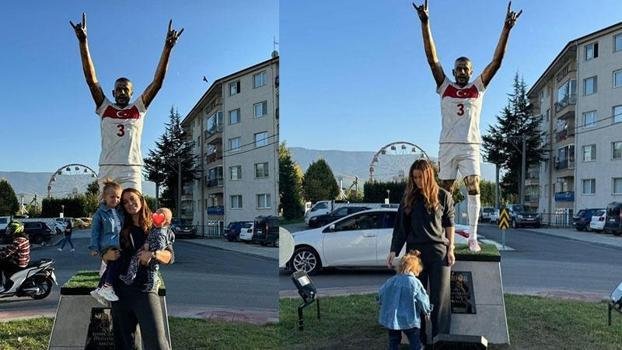 Merih Demiral'ın eşi çocuklarıyla birlikte Bolu'da eşinin heykeli önünde fotoğraf çektirdi