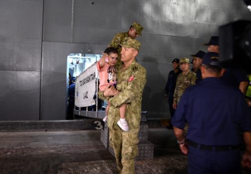 Türk vatandaşlarını taşıyan TCG Bayraktar, Mersin Limanı'na ulaştı/ Ek fotoğraflar