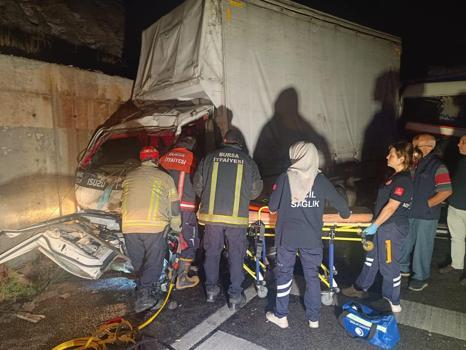 Kaza yapan kamyon vinçle kaldırılırken zincirleme kaza meydana geldi: 4 yaralı