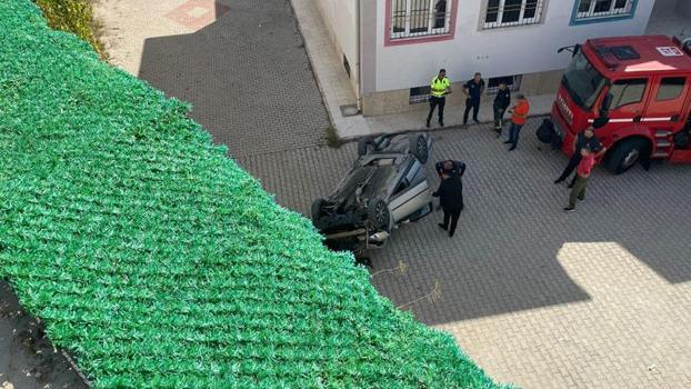 Okul bahçesine düşen otomobilin sürücüsü yaralandı