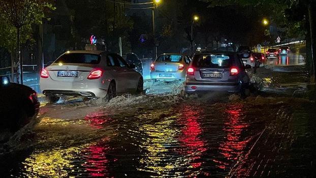 Bursa'da 'fırtına' ve 'sağanak' günlük yaşamı olumsuz etkiledi