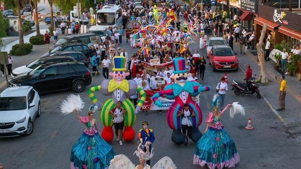 Kuşadası Sokak Festivali kortej yürüyüşü ile başladı