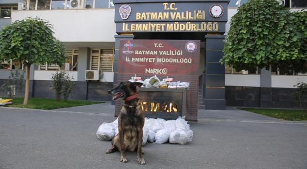 Polisin ‘Dur’ ihtarına uymayarak kaçan otomobilden 57 kilo 752 gram uyuşturucu çıktı