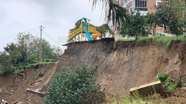 Rize’de, heyelanda sitenin istinat duvarı çöktü